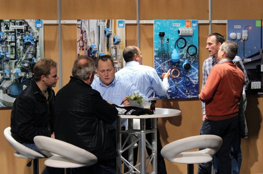 Bijpraten over de business, daarvoor ga je naar een vakbeurs (foto: Tom de Hoog | CONTEXT)