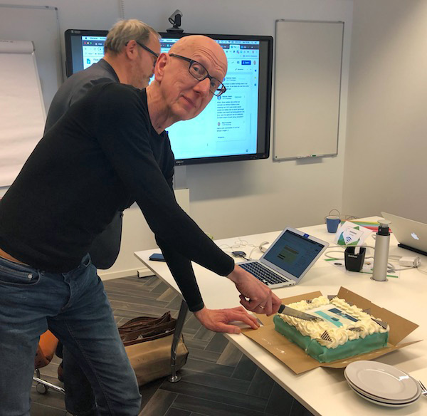 Tom de Hoog | CONTEXT snijdt de taart aan bij de feestelijke start van allesuitjezelf.nl live.